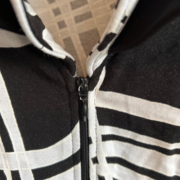 Joseph Ribkoff black and white zip front top with double collar and cuffs Size 8 - Picture 3 of 10